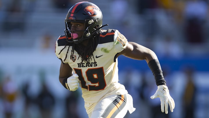 Oregon State Beavers defensive back Skyler Thomas (19).
