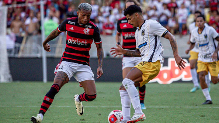 O lateral Wesley recebeu sondagens de clubes europeus, mas segue no Flamengo