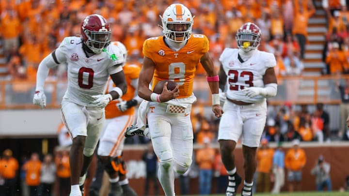 Tennessee Volunteers quarterback Nico Iamaleava (8)