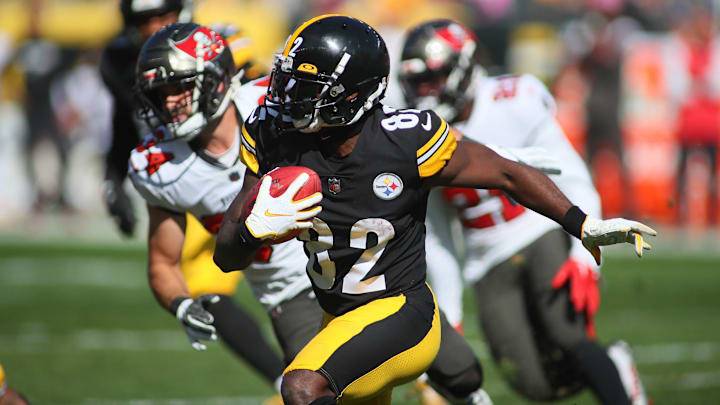 Steven Sims (82) of the Pittsburgh Steelers sprints downfield during the first half against the Tampa Bay Buccaneers at Acrisure Stadium in Pittsburgh, PA on October 16, 2022.

Pittsburgh Steelers Vs Tampa Bay Buccaneers Week 6
