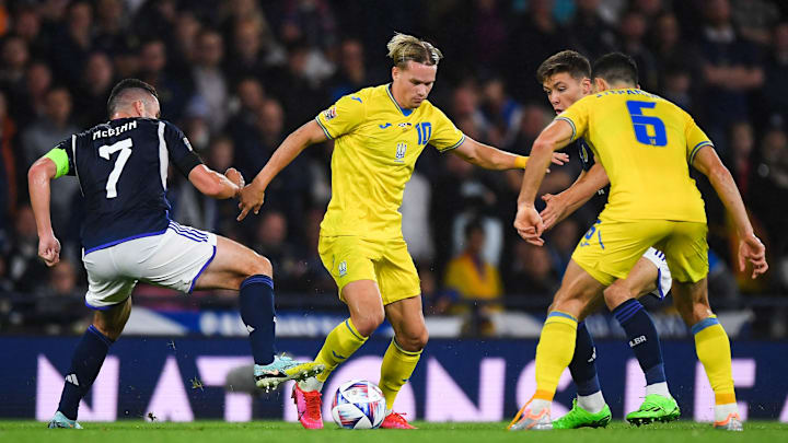 Mykhaylo Mudryk (2. v. l.) mit der Ukraine gegen Schottland