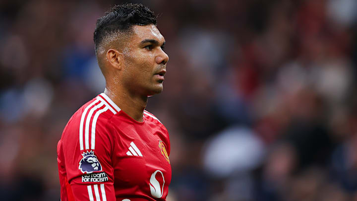 Brasileiro tem mais dois anos de contrato em Old Trafford