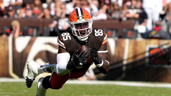 Cleveland Browns tight end David Njoku (85) tries to make a catch but drooped the ball against the Cincinnati Bengals during the NFL Week 7 game at Huntington Bank Field in Cleveland October 20, 2024. The Bengals won 21-14.