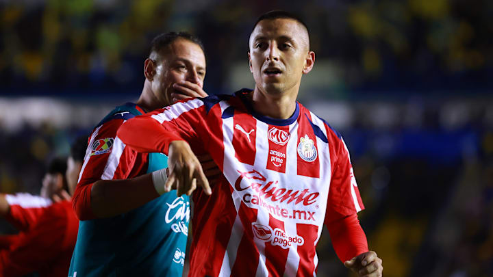 'Chicharito' Hernández felicita a Roberto Alvarado tras su gol en el Clásico Nacional
