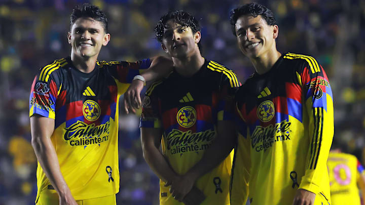 Israel Reyes, Alan Cervantes y Ramón Juárez celebran un gol
