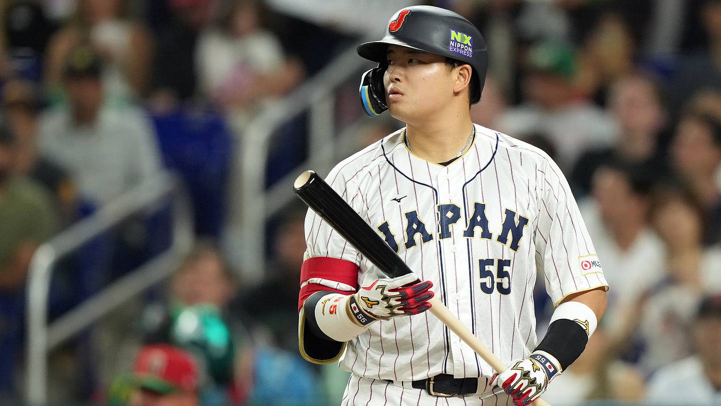 Mariners Re-Sign Naylor, Eye Murakami for Third Base