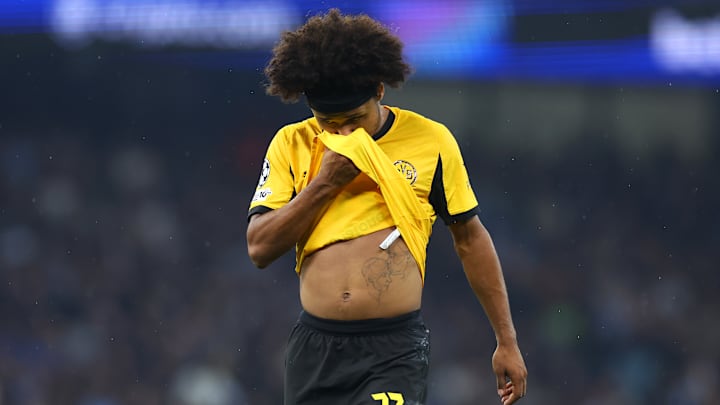 Karim Adeyemi sitzt gegen den HSV erst einmal auf der Bank