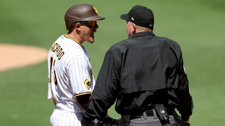 Manny Machado discutiendo con el árbitro Ron Kulpa, quien lo expulsó en el juego contra los Cascabeles de Arizona