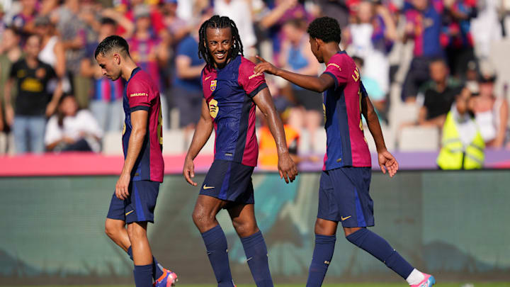 Jules Kounde jubelt mit Lamine Yamal