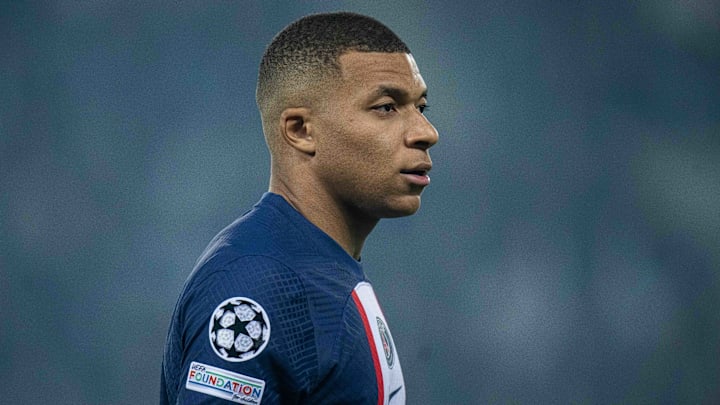 Kylian Mbappé court très vite. Kylian Mbappé court très vite.