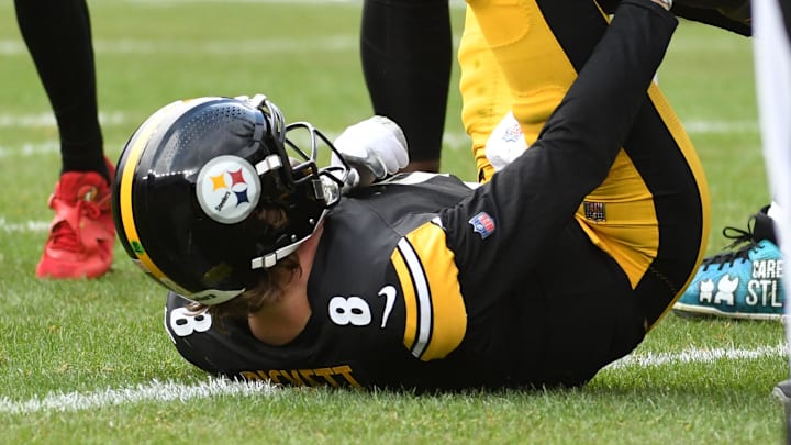 Dec 3, 2023; Pittsburgh, Pennsylvania, USA; Pittsburgh Steelers quarterback Kenny Pickett (8) grabs