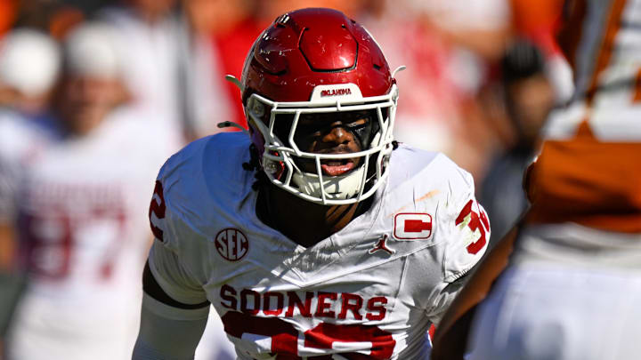 Oct 11, 2025; Dallas, Texas, USA; Oklahoma Sooners defensive lineman R Mason Thomas (32) during the game between the Texas Longhorns and the Oklahoma Sooners at the Cotton Bowl. Mandatory Credit: Jerome Miron-Imagn Images Oct 11, 2025; Dallas, Texas, USA; Oklahoma Sooners defensive lineman R Mason Thomas (32) during the game between the Texas Longhorns and the Oklahoma Sooners at the Cotton Bowl. Mandatory Credit: Jerome Miron-Imagn Images