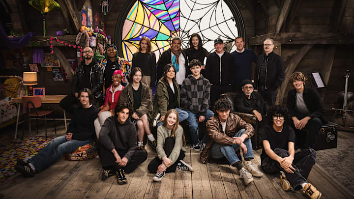 Wednesday. (L to R) Georgie Farmer, Victor Dorobantu, Luyanda Unati Lewis-Nayo, Joy Sunday, Owen Painter, Emma Myers, Billie Piper, Jenna Ortega, Evie Templeton, Luis Guzmán, Isaac Ordonez, Catherine Zeta-Jones, Alfred Gough, Noah Taylor, Miles Millar, Tim Burton, Steve Buscemi, Moosa Mostafa, Hunter Doohan on the set of Wednesday season 2. Cr. Helen Sloan/Netflix © 2024