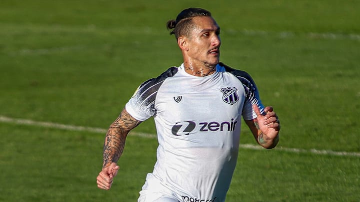 Vina se envolveu em polêmica com a torcida do Vozão após eliminação na Sul-Americana