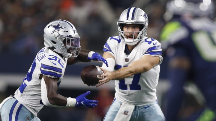 Aug 26, 2022; Arlington, Texas, USA; Dallas Cowboys quarterback Ben DiNucci (17) hands off to running back Aaron Shampklin (32) in the fourth quarter against the Seattle Seahawks at AT&T Stadium. Mandatory Credit: Tim Heitman-USA TODAY Sports Aug 26, 2022; Arlington, Texas, USA; Dallas Cowboys quarterback Ben DiNucci (17) hands off to running back Aaron Shampklin (32) in the fourth quarter against the Seattle Seahawks at AT&T Stadium. Mandatory Credit: Tim Heitman-USA TODAY Sports