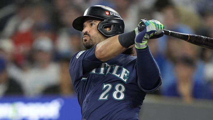 Seattle Mariners third baseman Eugenio Suarez (28) hits a single