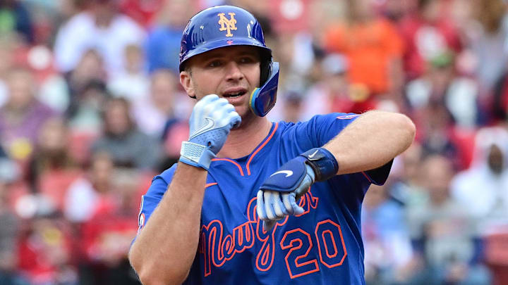 May 4, 2025; St. Louis, Missouri, USA; New York Mets first baseman Pete Alonso (20) signals to the bench after getting a double against the St. Louis Cardinals in the third inning at Busch Stadium. Mandatory Credit: Tim Vizer-Imagn Images May 4, 2025; St. Louis, Missouri, USA; New York Mets first baseman Pete Alonso (20) signals to the bench after getting a double against the St. Louis Cardinals in the third inning at Busch Stadium. Mandatory Credit: Tim Vizer-Imagn Images