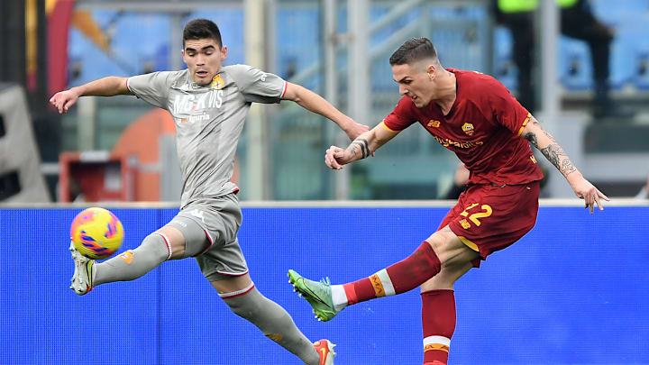 El jugador Johan Vásquez ante el disparo de Nicoló Zaniolo.