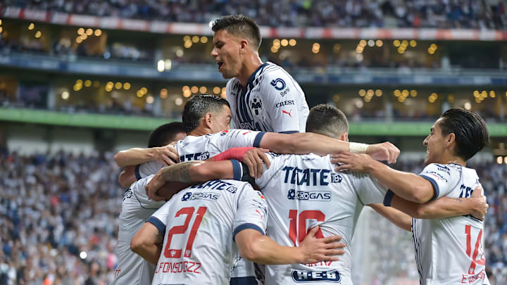 Jugadores de Rayados de Monterrey celebran un gol.