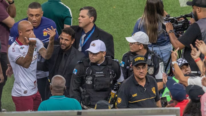 Felipe Melo, do Flu, foi expulso pouco depois de entrar em campo