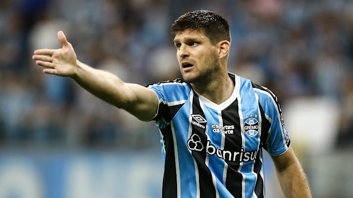 Kannemann assinou novo vínculo com o Grêmio