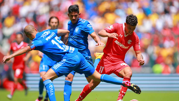 Maximiliano Araújo se quita a dos rivales. Maximiliano Araújo se quita a dos rivales.