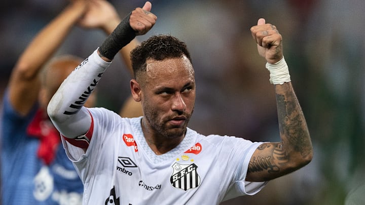 Neymar tem nove participações em gols em 20 jogos desde que voltou ao Brasil