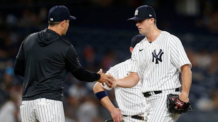 Clay Holmes y Aaron Boone se contradijeron ante la prensa 