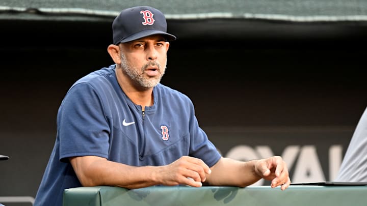 Alex Cora seguirá al frente de los Medias Rojas en 2023