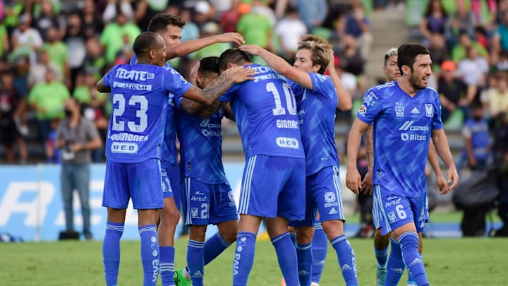 Jugadores de Tigres celebran un gol.