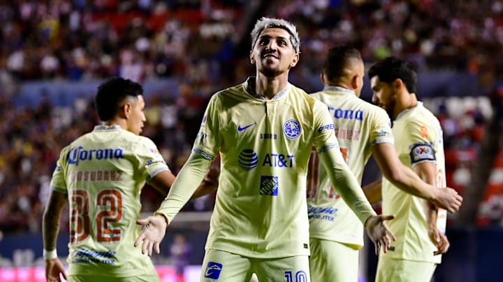 Jugadores del América celebran un gol.