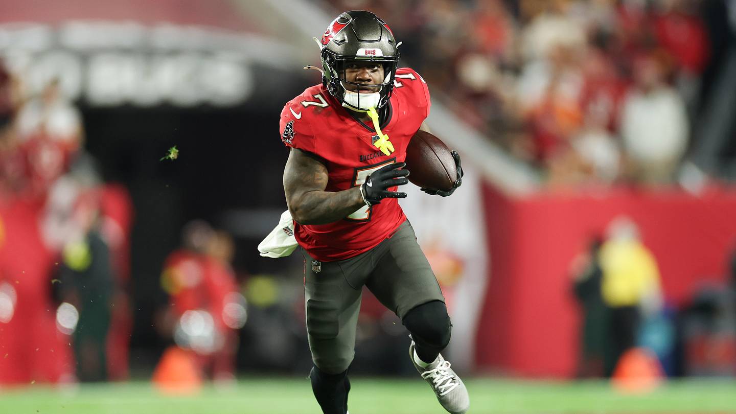 Bucky Irving running with the ball
