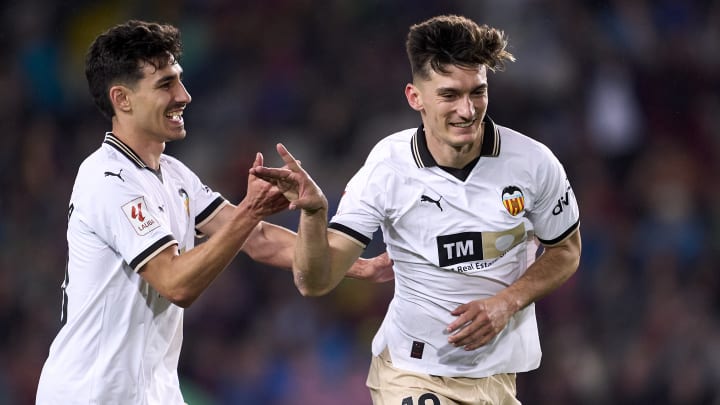 Pepelu (re.) steht bei Eintracht Frankfurt hoch im Kurs