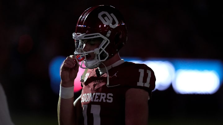 Oklahoma Sooners quarterback Jackson Arnold (11) walks away from a huddle before the fourth quarter against Tennessee.