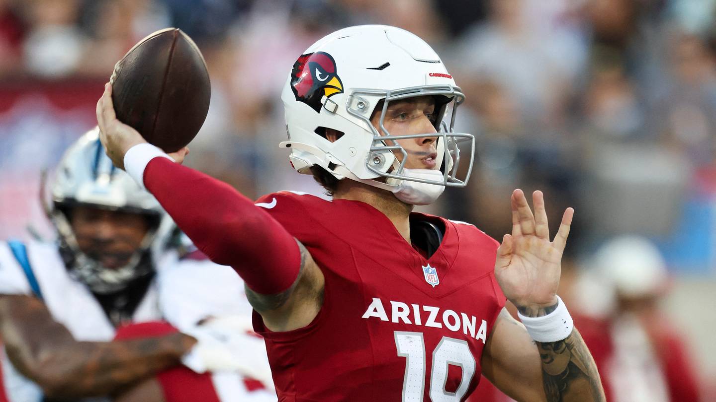 Arizona Cardinals giocatori in azione durante il Hall of Fame Game a Canton, Ohio, con attenzione alla sicurezza del pallone e alla difesa