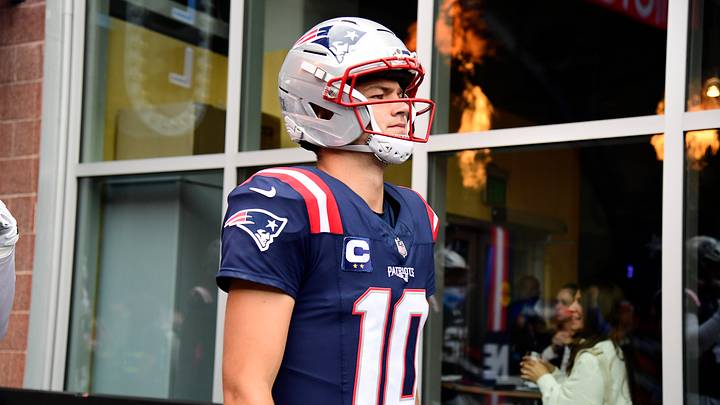 Sep 20, 2026; Foxborough, Massachusetts, USA; New England Patriots offense player Drake Maye (10) walks onto the field prior to a game against the Pittsburgh Steelers at Gillette Stadium. Mandatory Credit: Bob DeChiara-Imagn Images Sep 20, 2026; Foxborough, Massachusetts, USA; New England Patriots offense player Drake Maye (10) walks onto the field prior to a game against the Pittsburgh Steelers at Gillette Stadium. Mandatory Credit: Bob DeChiara-Imagn Images