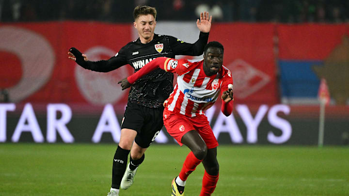 Silas im Trikot von Roter Stern im Zweikampf mit Angelo Stiller. Ab Sommer könnten beiden wieder Teamkollegen sein.