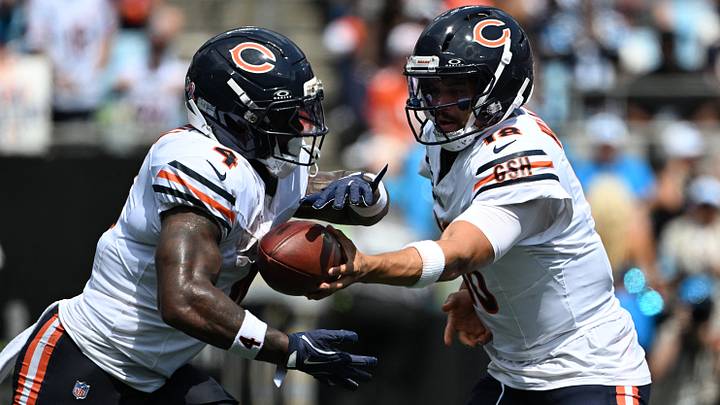 Chicago Bears quarterback Caleb Williams (18) hands off to running back D'Andre Swift (4) in the second quarter against the Carolina Panthers at Bank of America Stadium. Mandatory Credit: Bob Donnan-Imagn Images Chicago Bears quarterback Caleb Williams (18) hands off to running back D'Andre Swift (4) in the second quarter against the Carolina Panthers at Bank of America Stadium. Mandatory Credit: Bob Donnan-Imagn Images