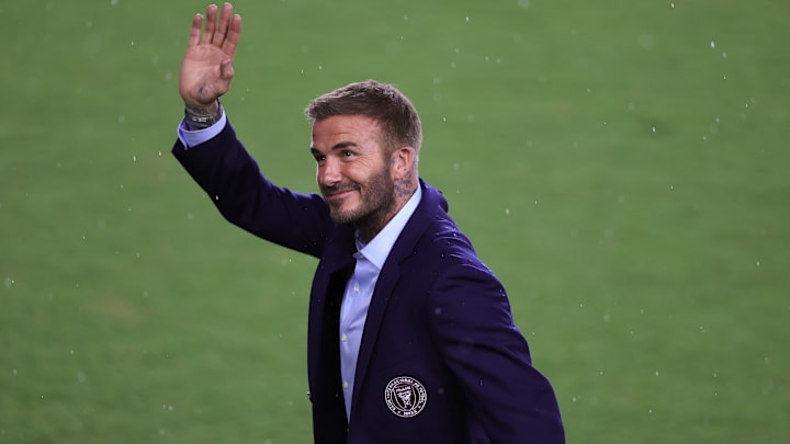 David Beckham a failli tomber.