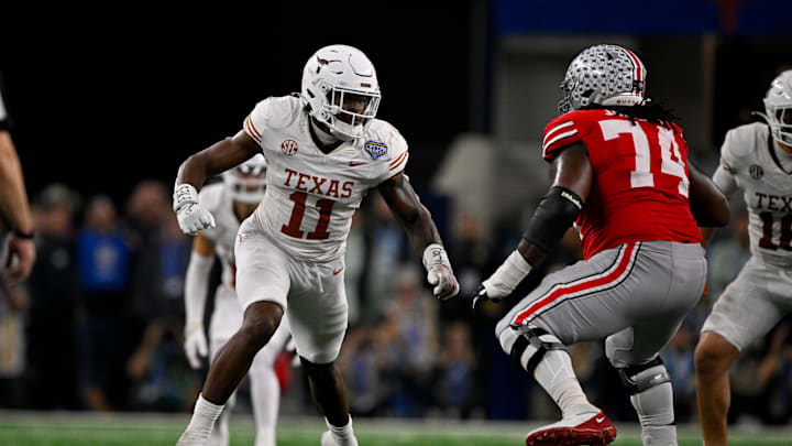 Texas Longhorns linebacker Colin Simmons (11) and Ohio State Buckeyes offensive lineman Donovan Jackson (74) in action 