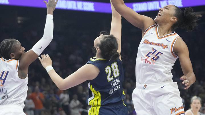Phoenix Mercury forward Alyssa Thomas (25) grabs a rebound from Dallas Wings center Li Yueru (28) during the first quarter at PHX Arena on July 7, 2025.