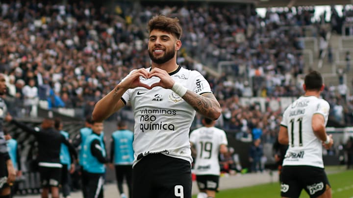 O camisa 9 assinou com o Timão até 2027