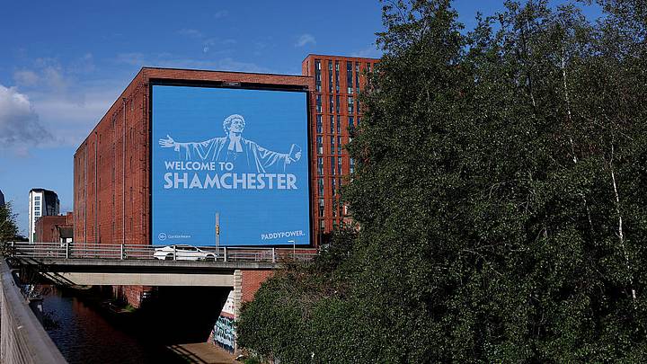 Un espectacular sobre los contratos simulados apareció en Manchester.