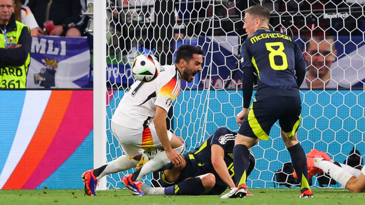 Ilkay Gündogan wird von Ryan Porteous abgeräumt