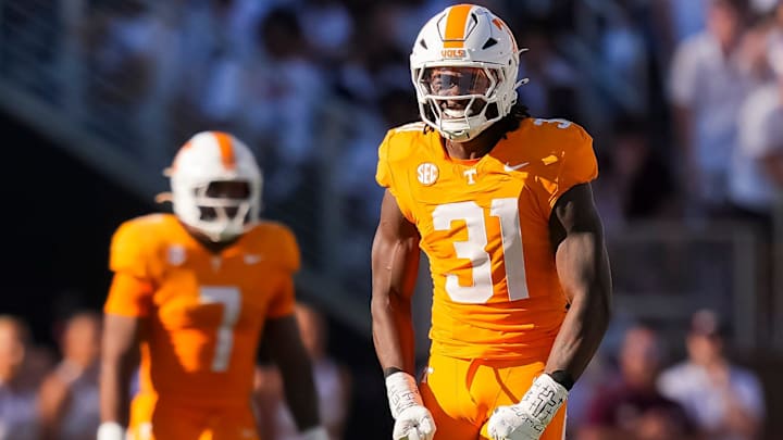 Former Tennessee Football EDGE Commits to Rival SEC Program