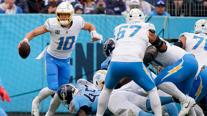 Oregon's two NFL stars at quarterback keep finding ways to win.