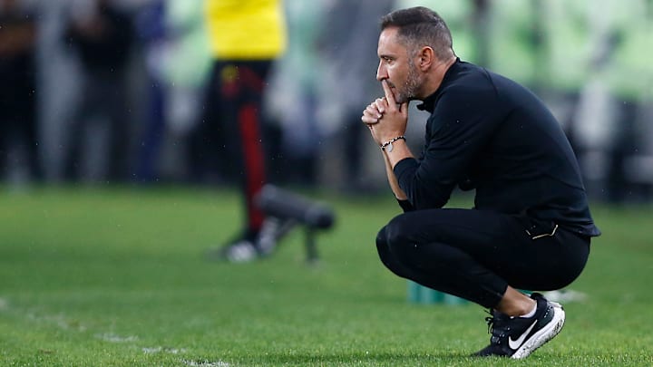 Técnico Vítor Pereira vive momento de pressão à frente do Corinthians