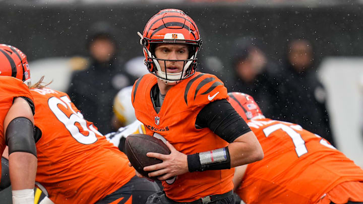 Cincinnati Bengals quarterback Jake Browning (6) drops back with the ball in the first quarter of