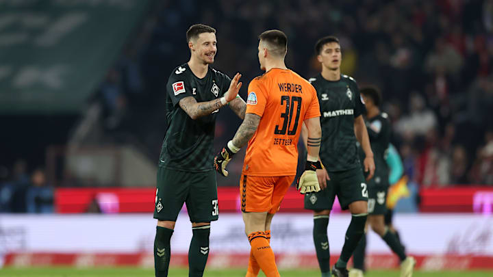 Marco Friedl freut sich mit Torwart Michael Zetterer