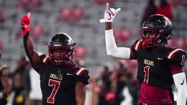 Pinson Valley's Jaquel Fells (7) and Pinson Valley's Ga'Quincy McKinstry (1) signal to the crowd before the start of the game. Spanish Fort and Pinson Valley squared off at the AHSAA Class 6A state championship game on Dec. 4, 2020 at Bryant-Denny Stadium. [Photo/Hannah Saad]

Tus Al Spanishfortpinsonvalley6achampionship 15012